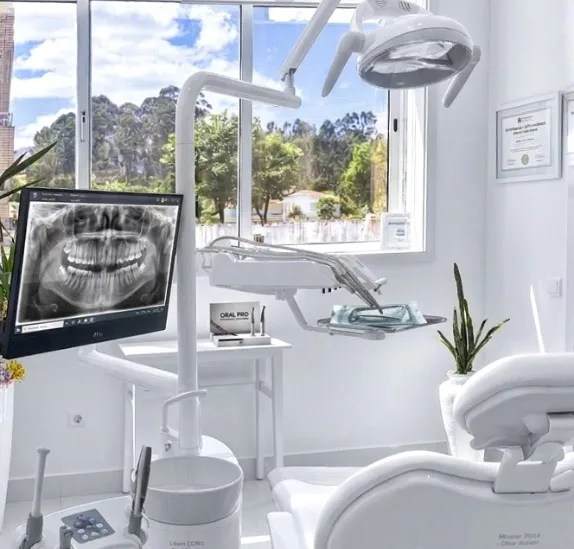 Gabinete de medicina dentária GaiaClinic preparado para consulta